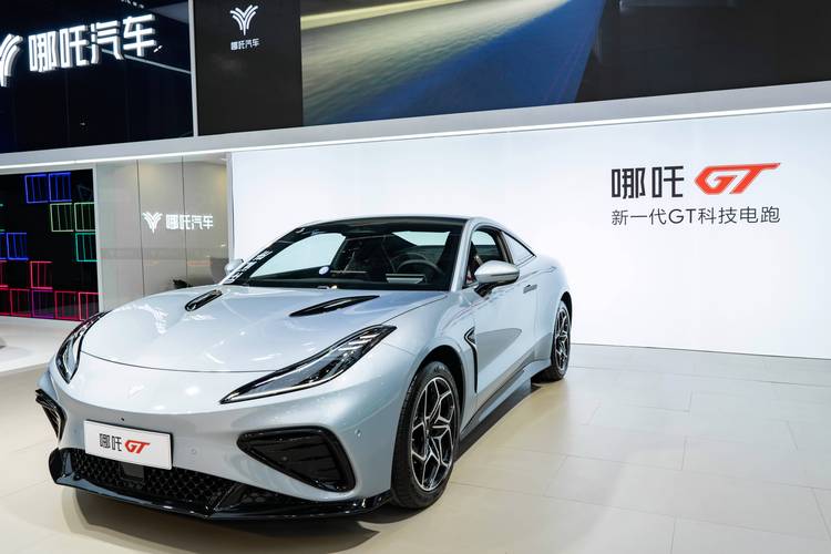 东莞77哪吒汽车在智能汽车领域的表现，领途汽车在新能源汽车市场中的影响力